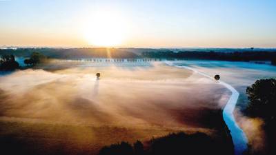 Nevelige velden en zachte winterkleuren, de herfst lijkt begonnen