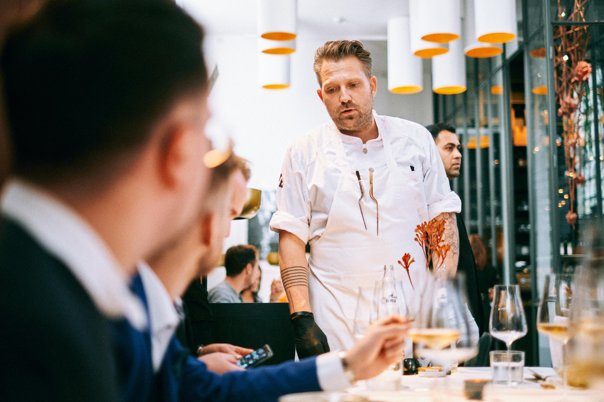 Chef Nick Bril in de zaal van zijn restaurant. Beeld Thomas Sweertvaegher