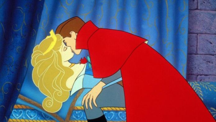 Doornroosje wordt wakker gekust in de Disney-versie van het sprookje.
