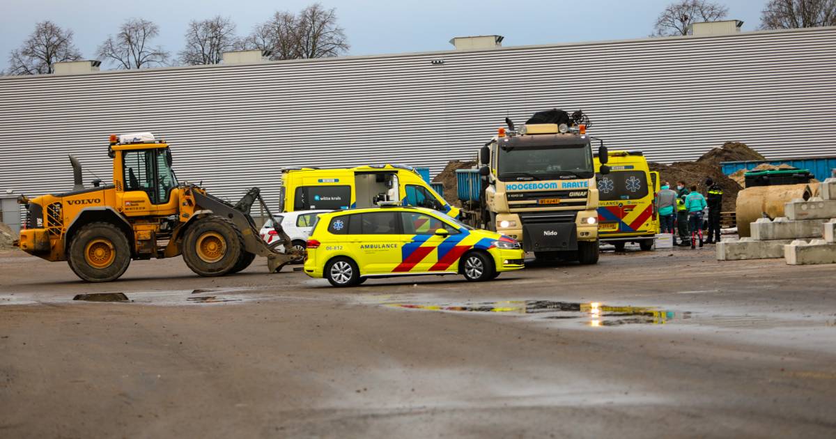 Zwaargewonde na ongeval op bouwterrein in Apeldoorn: meerdere hulpdiensten aanwezig.