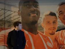 PSV-fan 'Wily Simba' hangt iedere avond urenlang rond bij het Philips Stadion in de hoop nieuwe spelers te spotten