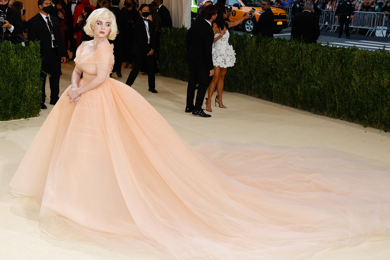 Billie Eilish au MET Gala 2021 sur le thème de la mode américaine.