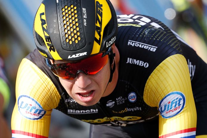 Dylan Groenewegen komt over de finish tijdens de vierde etappe van de Tour de France, een rit over 195 kilometer tussen La Baule en Sarzeau.