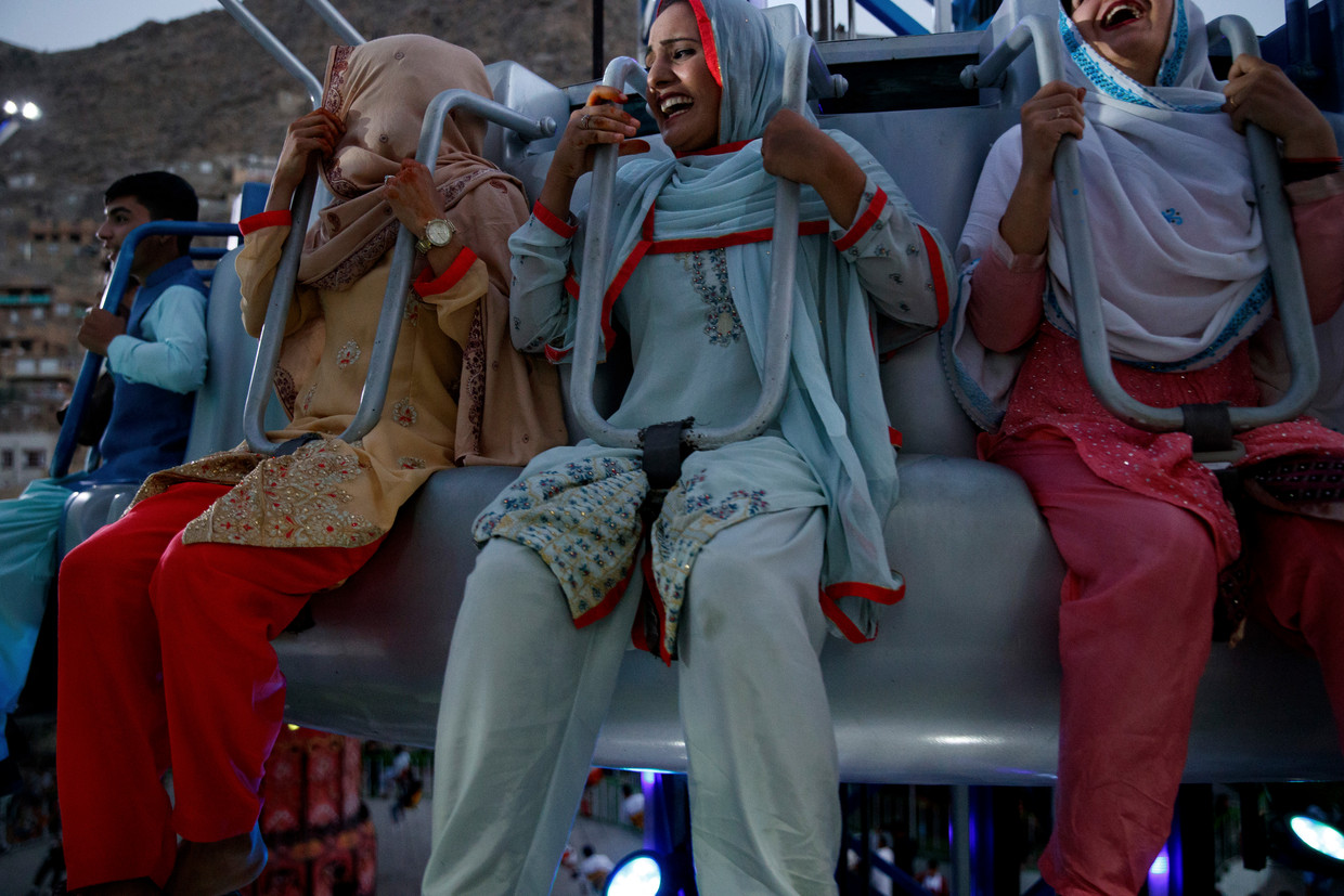 Wanita menikmati atraksi di taman hiburan di Kabul.  Gambar Tinggi Belanda / Gambar Panos