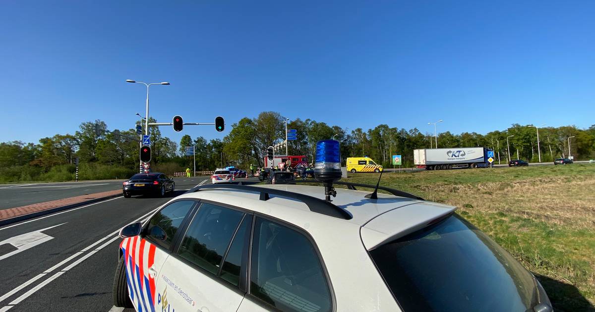 Man helpt eigen echtgenote uit autowrak, maar neemt veroorza­ker ongeluk niets kwalijk: ‘Iedereen kan fouten maken’.