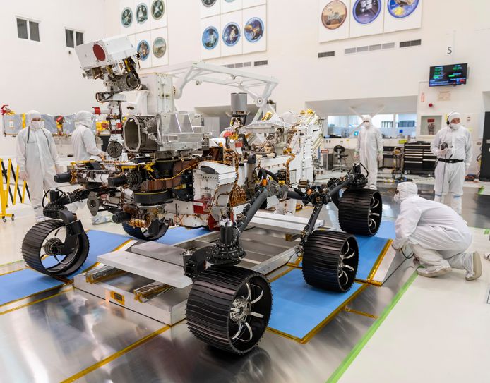 Ingenieurs van NASA met rover 'Perseverance' in het Jet Propulsion Laboratory in Pasadena, Californië.