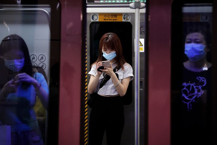 Mensen in een metrostation in Peking die gezichtsmaskers dragen als bescherming tegen het coronavirus. Beeld AP / Andy Wong
