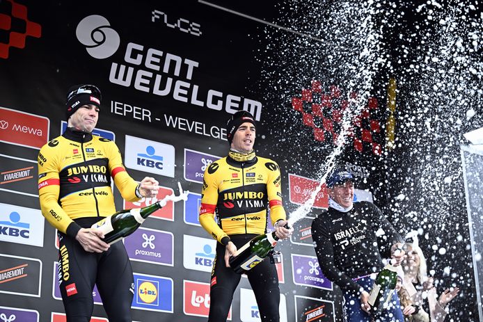 Beeld van de podiumceremonie met v.l.n.r. Wout van Aert, Christophe Laporte en Sep Vanmarcke.