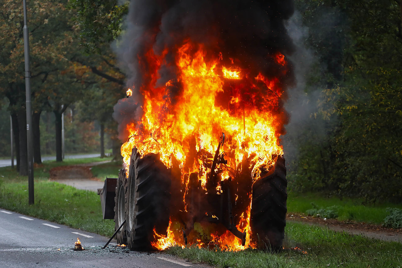 Direct nevel Schuur Tractor vat vlam aan Ruwaardsingel in Oss | Foto | bd.nl