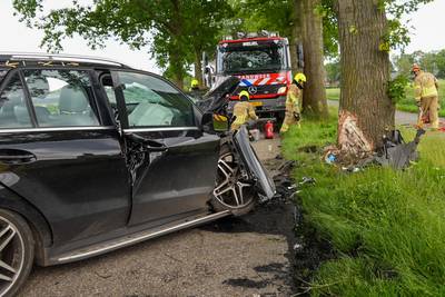 Automobilist ernstig gewond bij botsing tegen boom, brandweer bevrijdt hem uit benarde positie