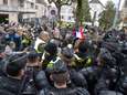 Tientallen gele hesjes wachten Macron in Souillac op, politie herstelt de orde met wapenstok