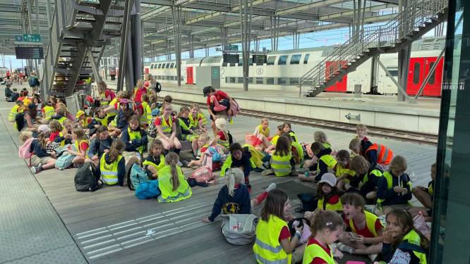 Chiro uit Meerbeke zit met 150 kinderen anderhalf uur vast in station Oostende door probleem met reservatie: “En ze moeten morgen naar school”