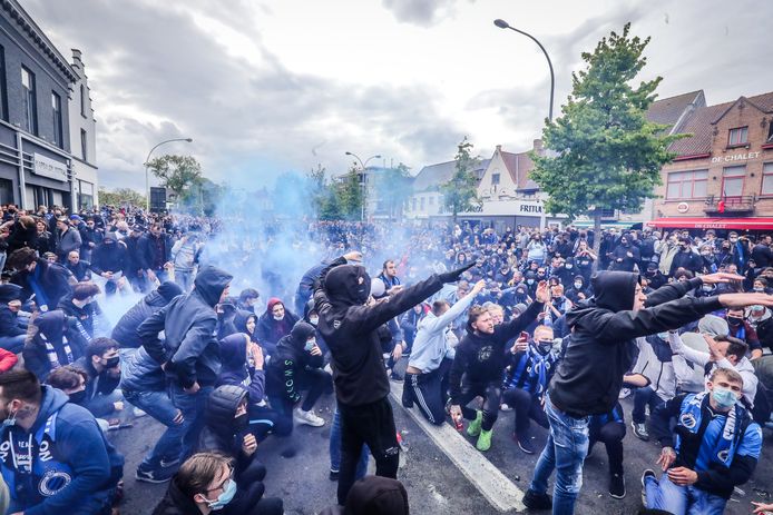 supporters wachten op de spelersbus van Club Brugge op de Platse van St Andries