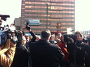 Grote belangstelling op het Stationsplein in Nijmegen.