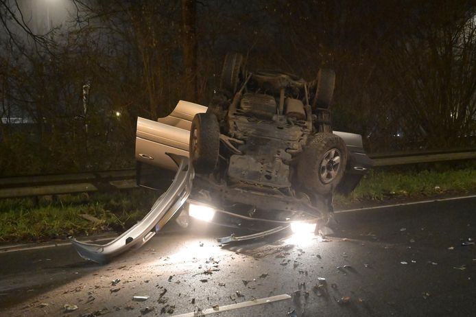 Bij een ongeluk in Breda belandde een auto op de kop op de weg.