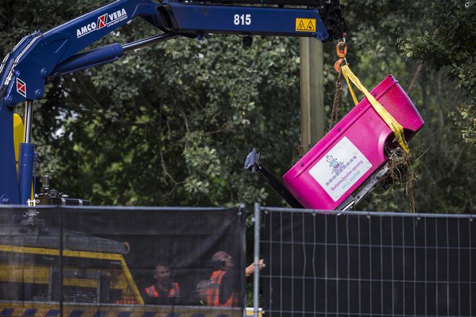 De door een trein aangereden stint-bolderkar wordt van de sporen in Oss weggehaald. Bij het ongeluk op 20 september kwamen vier kinderen om het leven. De begeleidster en nog een ander kind raakten zwaargewond.