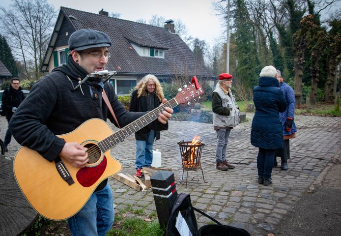 Om zijn tienjarig jubileum te vieren speelt straatmuzikant Chiel Walter zondag 16 januari op tien verschillende locaties in de stad. Zo ook bij de Genneper Watermolen.