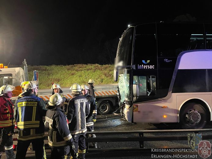 Een bus met leerlingen van de Sint-Antoniusschool in Liedekerke had een ongeval op de snelweg in Duitsland. Ook een twintigtal kinderen uit Sint-Pieters-Leeuw raakte betrokken bij het ongeval. De leerlingen keerden terug van sneeuwklassen in Oostenrijk.