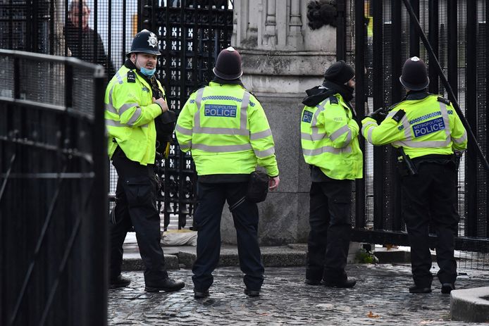 Archiefbeeld. Politieagenten aan de Houses of Parliament in Londen.