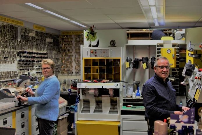 Welma en Bas van der Ree in hun zaak in Numansdorp, dat zowel een schoenmakerij als winkel voor sleutels, koffers en lederwaren is.