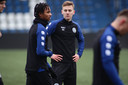 Dino Halilovic, hier rechts naast Djumaney Burnet op de training, kwam deze week over van Esbjerg fB.