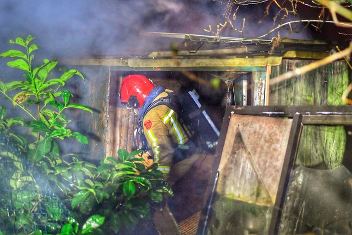 Het was lastig voor de brandweerlieden om bij de brand te komen.
