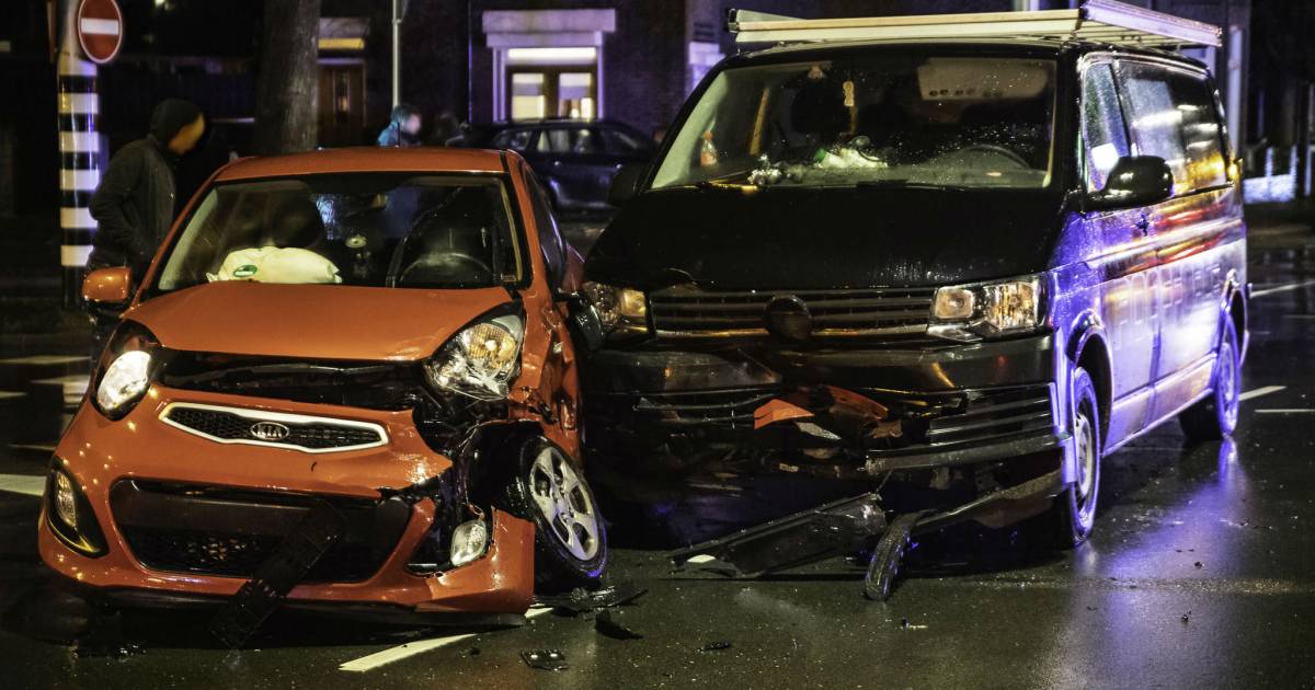 Automobiliste gewond na aanrijding op Ringbaan Oost in Tilburg.