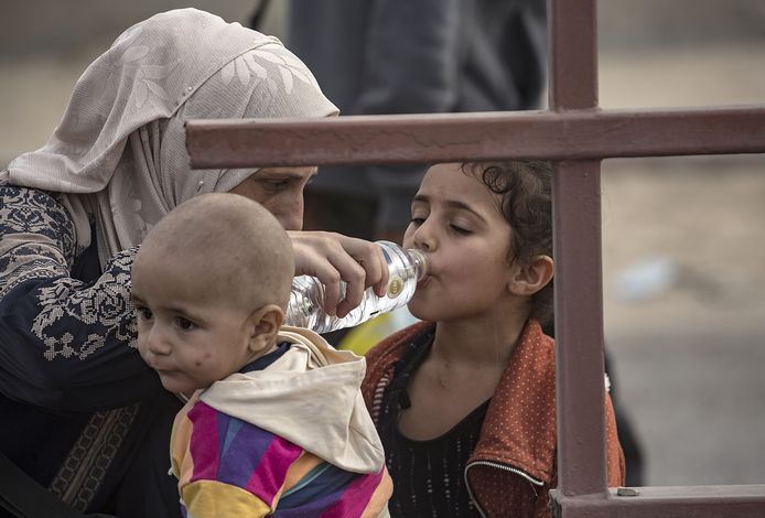 Een kind in Gaza drinkt water, waar drinkwater door de oorlog met Israël ook schaars is.