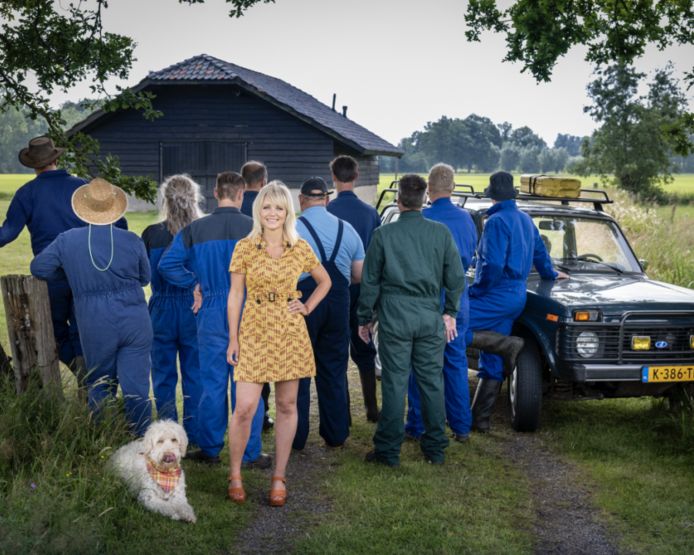Yvon Jaspers met de nieuwe deelnemers van Boer zoekt Vrouw. © KRO-NCRV