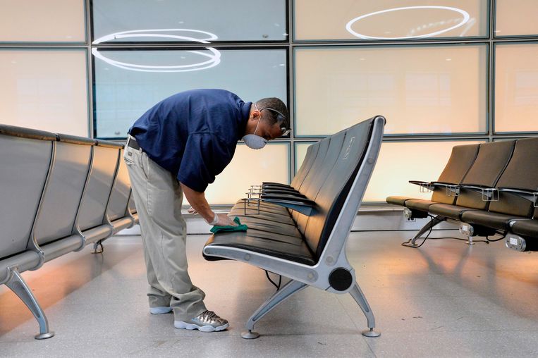 Een schoonmaker op een luchthaven in de Amerikaanse staat Massachaussetts.  Beeld AFP