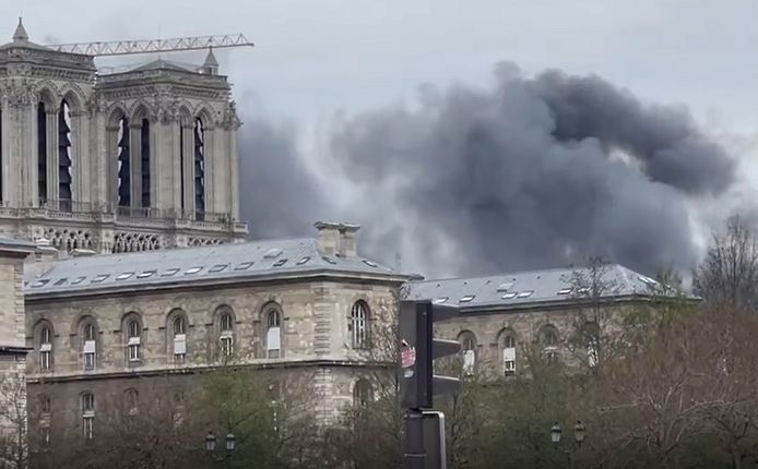 Een brand woedt in de buurt van de Notre-Dame