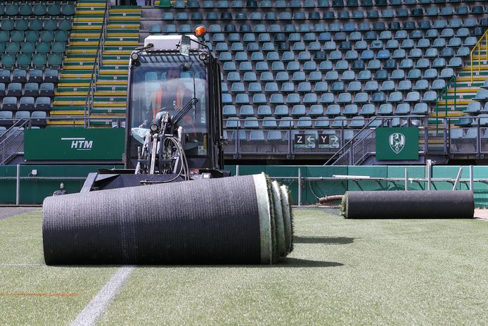 Bij ADO wordt het kunstgras al verwijderd.