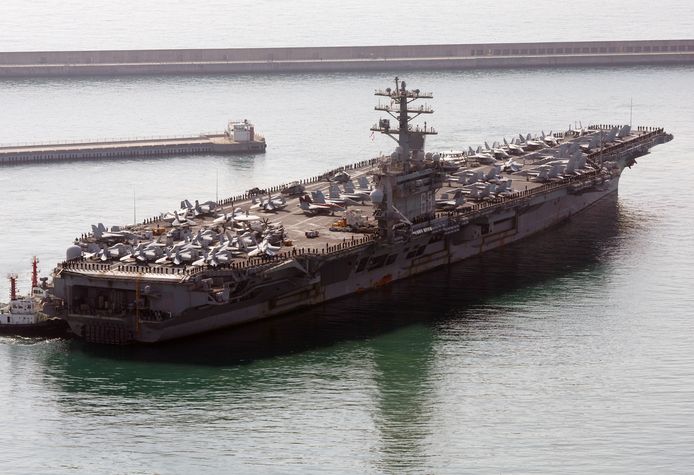 Het door kernenergie aangedreven Amerikaanse vliegdekschip USS Nimitz voor anker bij de marinebasis van de Zuid-Koreaanse havenstad Busan.