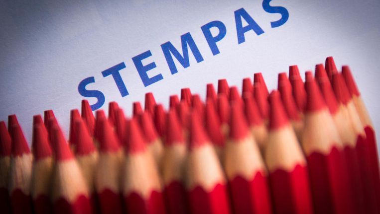 Rode potloden en een stempas voor de Provinciale Statenverkiezingen op 18 maart. Beeld anp