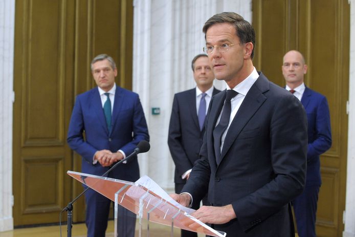 Archiefbeeld:  De presentatie van het regeerakkoord gepresenteerd van Rutte 3. Beoogd premier Mark Rutte geeft een korte toelichting onder toeziend oog van de heren Buma, Pechtold en Segers.