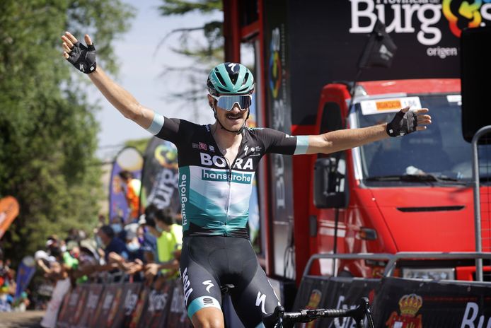 Felix Grossschartner komt juichend over de finish bij Mirador del Castillo in Burgos.
