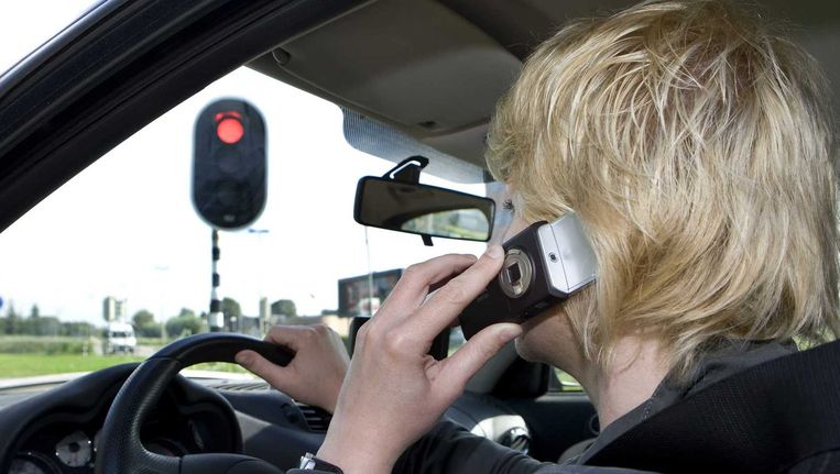 Handsfree in auto even gevaarlijk als gewoon telefoneren'