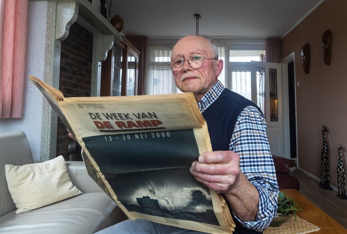 Henk Helmink met bewaarde krant van vuurwerkramp Enschede.
