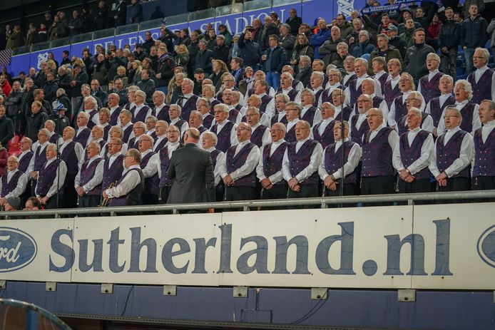 Een zangkoor zingt het Friese volkslied in het Abe Lenstra Stadion.