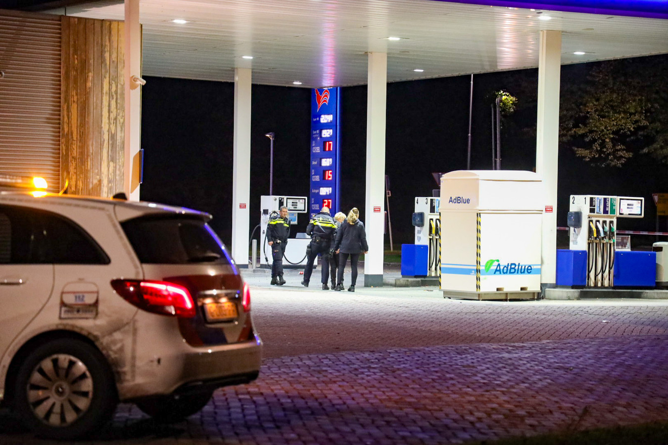 Agenten en recherche onderzoeken een geweldsincident bij tankstation De Haan aan de Doctor C Lelyweg in Arnhem.