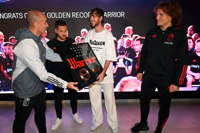 Oscar and the Wolf krijgt een gouden plaat uit handen van Roberto Martinez, de bondscoach van de Rode Duivels. Ook aanwezig: spelers Eden Hazard en Wout Faes