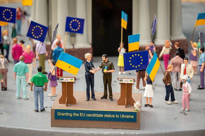 EU-voorzitter Ursula von der Leyen schudt handen met Oekraïens president Volodymyr Zelensky op de voet van de maquette.