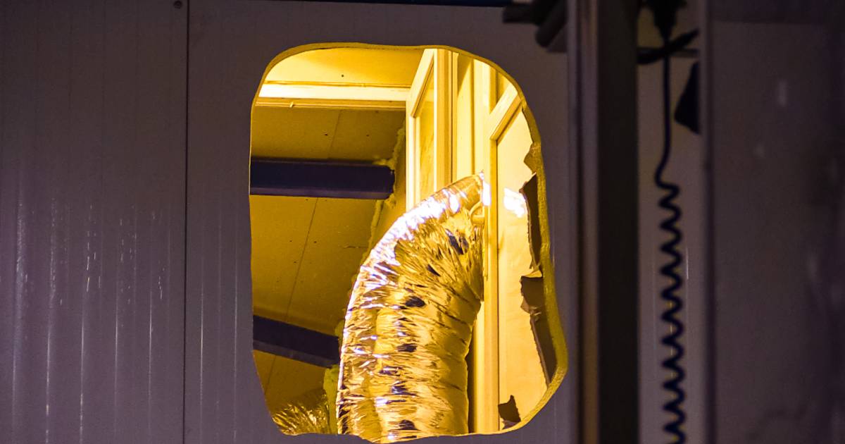 #Politie doet inval in Enschedees #bedrijfspand en vindt #hennepkwekerij die zich uitstrekt over meerdere verdiepingen.