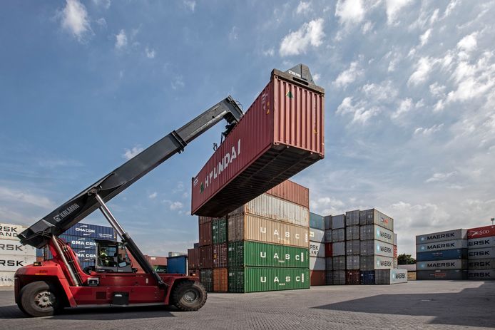 n Zo'n 70 procent van de containers wordt hergebruikt: op de route naar Antwerpen of Rotterdam zitten ze in zeventig van de honderd keer vol.