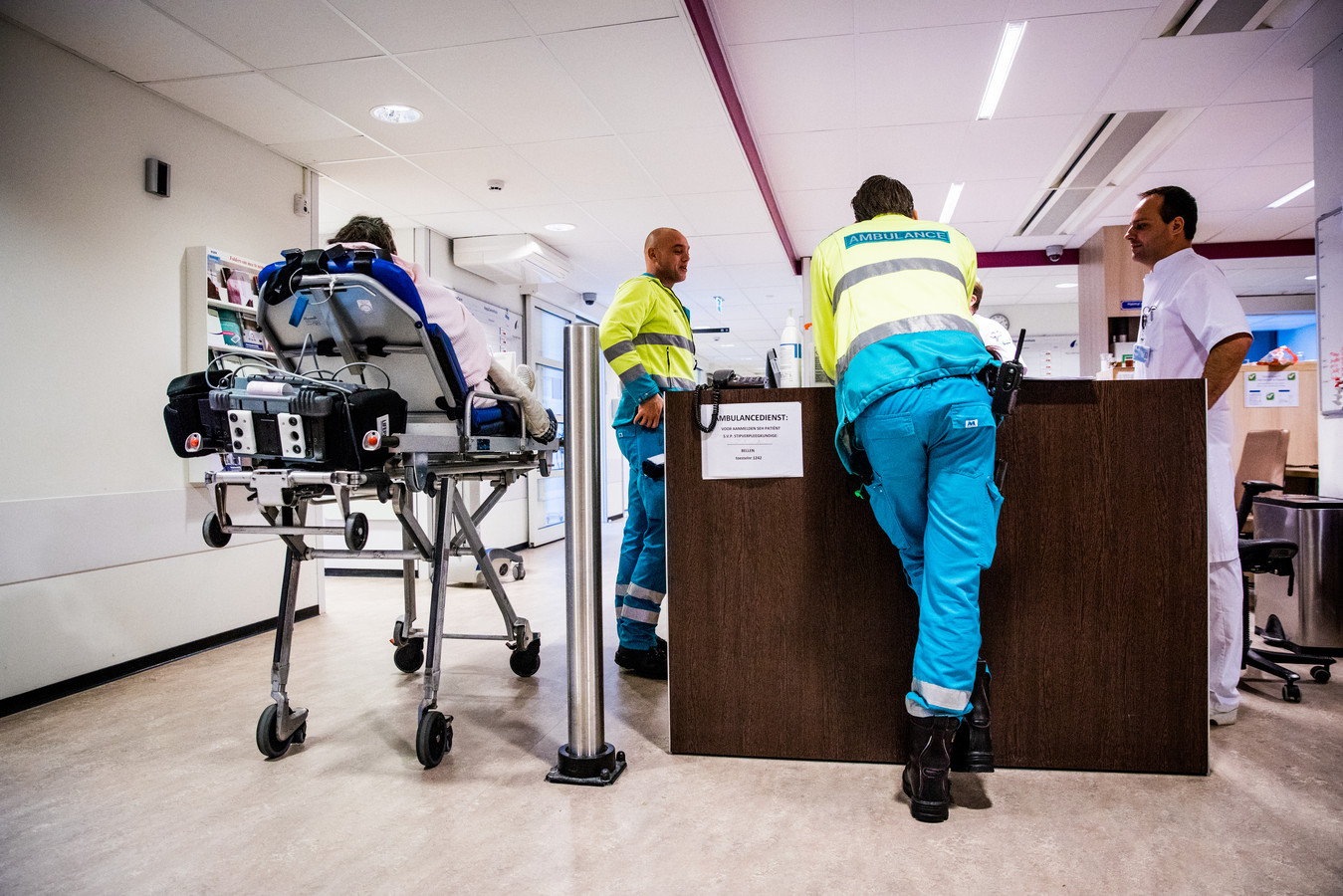 Een patiënt wordt tijdens nieuwjaarsnacht binnengebracht op de spoedeisende hulp. Artsen vrezen fors meer letsel nu er voor het eerst in twee jaar weer vuurwerk mag worden afgestoken.