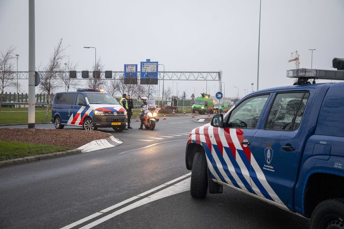De Koninklijke Marechaussee is in actie gekomen vanwege een bommelding op luchthaven Schiphol. (09/12/2020)