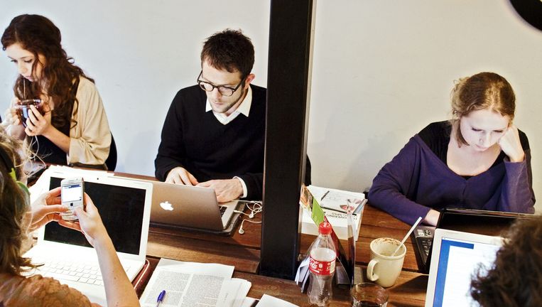 Zzp'ers aan het werk in een koffiebar. Beeld Gabriel Eisenmeier
