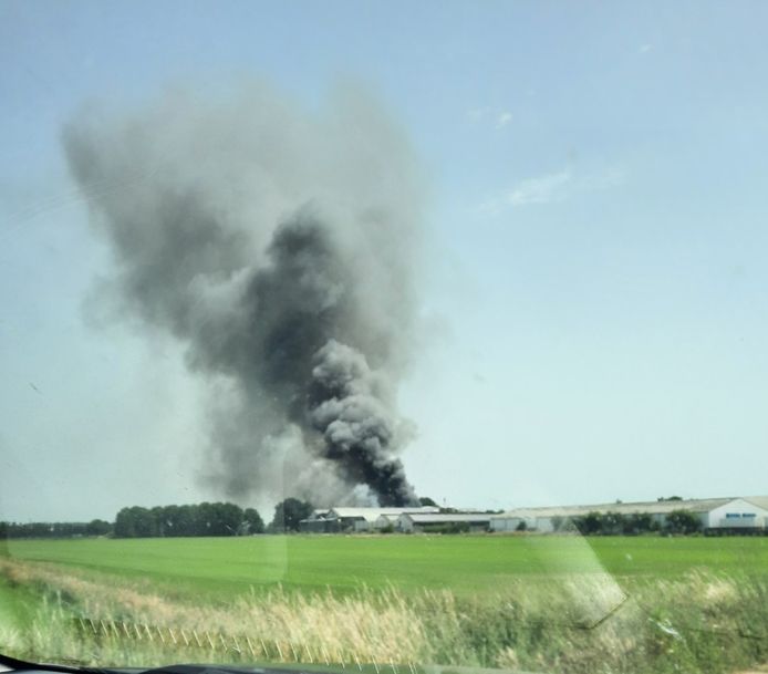 De brand gaat gepaard met veel rookontwikkeling.