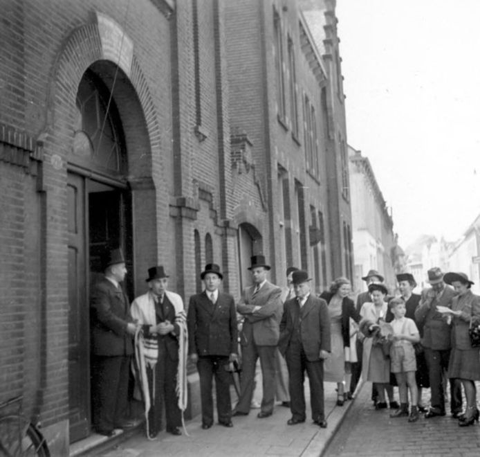 Leden van de joodse gemeente bij hun synagoge aan de Willem II-straat in het eerste naoorlogse jaar, 1945.