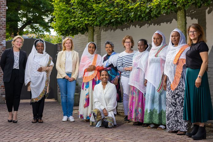De vrijwilligers met een aantal vrouwen uit Eritrea.